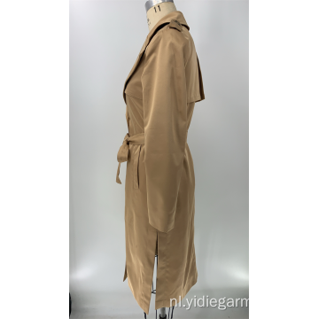 Beige damesjas met dubbele rij knopen